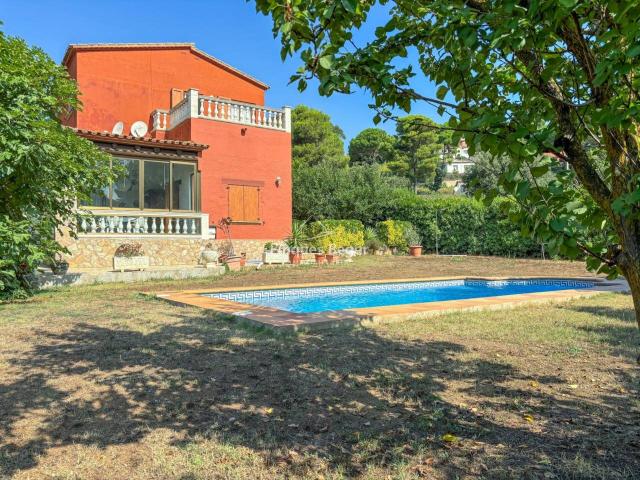 Begur, Casa con jardín y piscina privada cerca del centro y. 223m² Begur
