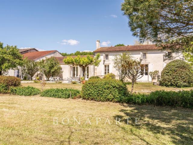 Bégadan Propriété En Pierre De 16 Hectares À 25 Minutes De. 330m² Bégadan