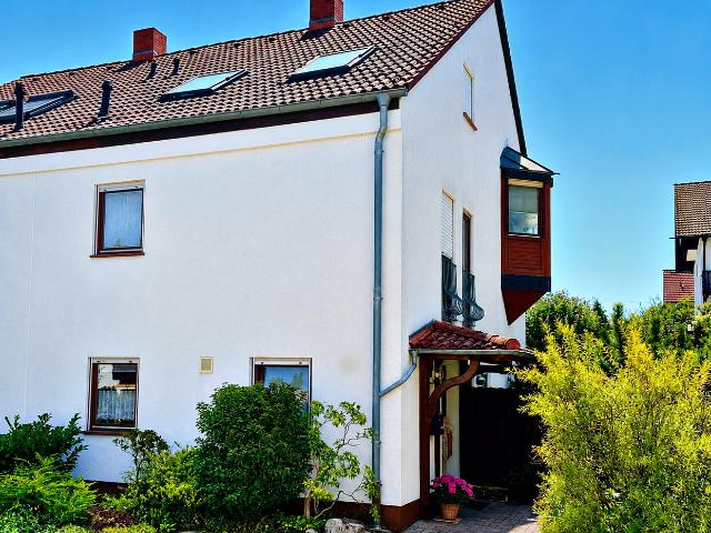 Begehrte Wohnlage + ausgebautes DG – DHH mit zwei Stellplätzen + Garten mit dekorativem Teich