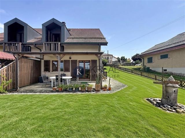ECHALLENS – Begehrte Wohnanlage Villa mit 5,5 Zimmern und wunderschönen Gebäuden und eingezäuntem Garten