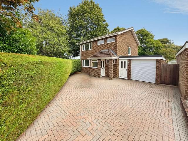 Begonia Close, Basingstoke RG22 3 bed detached house to rent £1,950 pcm £450 pw