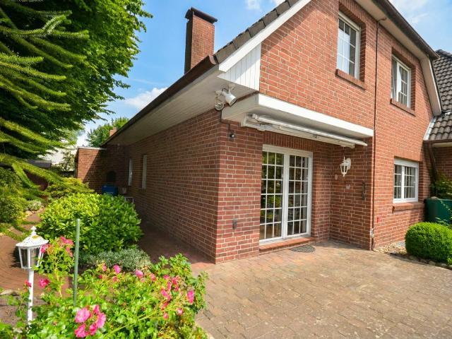 Behagliches Wohnhaus Haushälfte mit 121 m² Wohnfläche und einem Carport mit gemauertem Abstellschuppen in Oldenburg / Eversten