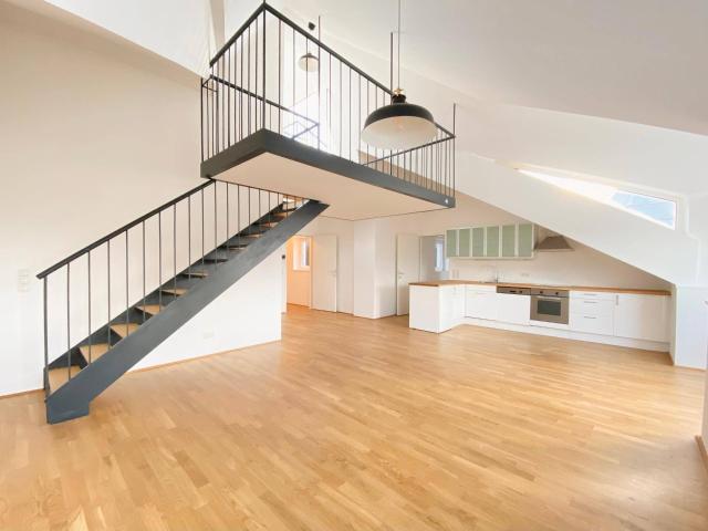 Bei Schönbrunn: Dachgeschosswohnung mit großer Dachterrasse im Stilaltbau