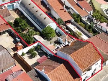 Beja: Moradia T4 + 2 Armazéns + Comércio