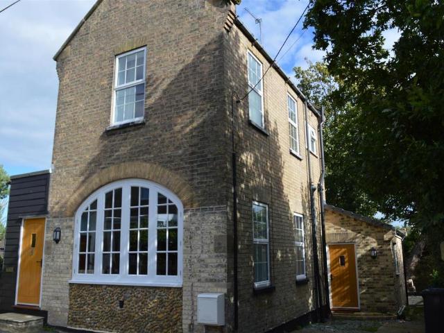 Belvedere Drive, Lowestoft NR33 2 bed house to rent £950 pcm £219 pw