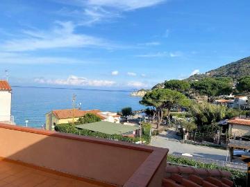 Bel complesso immobiliare suddiviso in cinque appartamenti a. 270m² Marciana