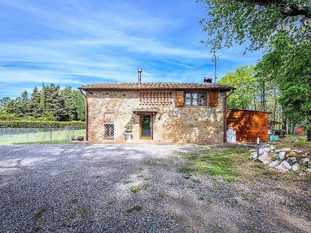 Bel casale ristrutturato con ampio terreno pianeggiante in v. 110m² Montaione