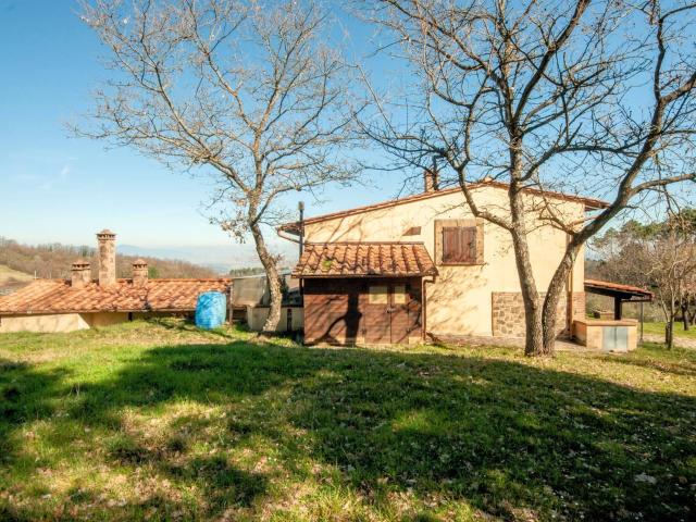 Bel casale ristrutturato in posizione panoramica con ampio t. 143m² Chianni