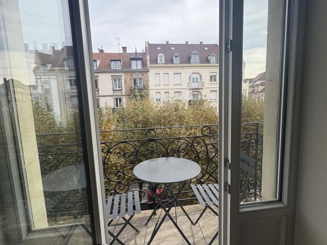 Bel appartement 4 pièces avec balcons Immeuble en pierre de taille
