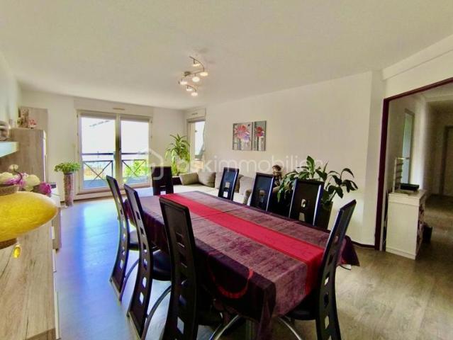 Bel appartement 88 m2 1er étage avec ascenseur 3 chambres caves box et parkings VE sous sol
