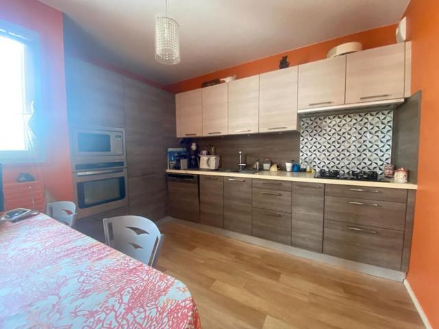 Bel appartement cossu, en dernier étage avec 20m² de terrasse, vue dégagée, 2 ch, celliers et cave