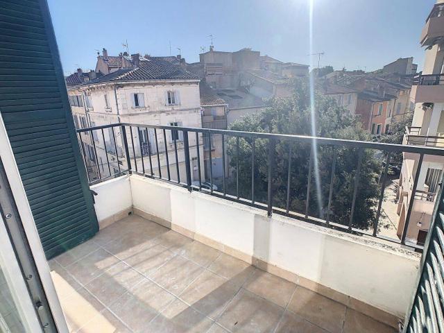 BEL APPARTEMENT CLIMATISATION REVERSIBLE 64 m² au 3ème étage d
