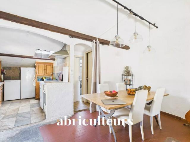 Bel appartement ancien de 68 m² avec extérieurs – Cœur du village de Fayence