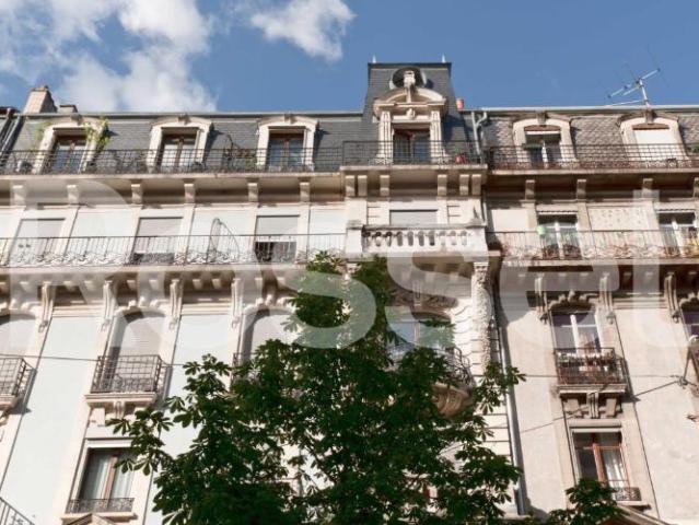Bel appartement atypique de 4 pièces au dernier étage