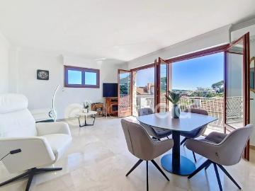 Au dernier étage d un petit immeuble ! Bel appartement au Cannet quartier Europe proche commodités