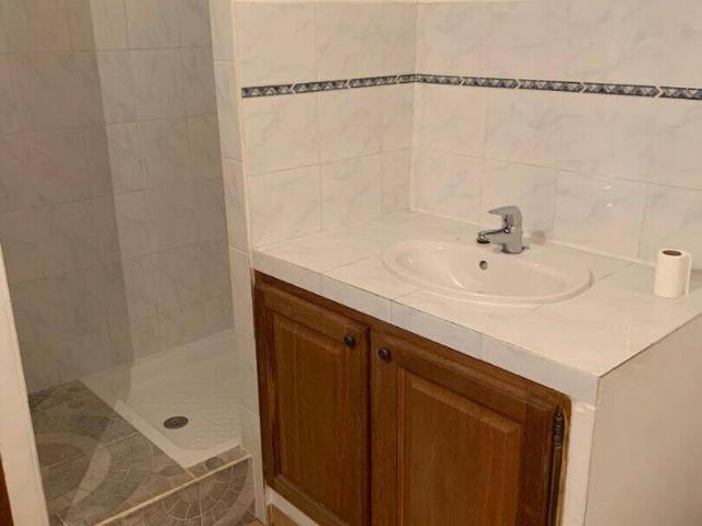 BEL APPARTEMENT AU CENTRE DU VILLAGE CLIMATISATION et POELE A