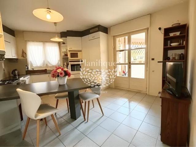 Bel appartement, avec terrasse, 2 places de stationnement, u