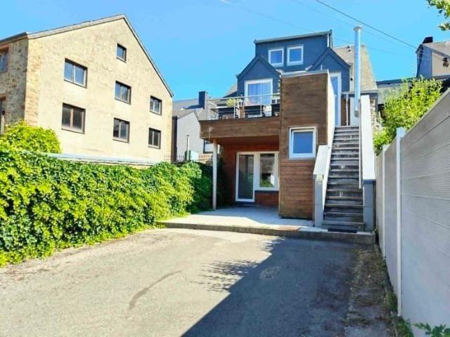 Bel appartement avec terrasse et parking à Saint Hubert