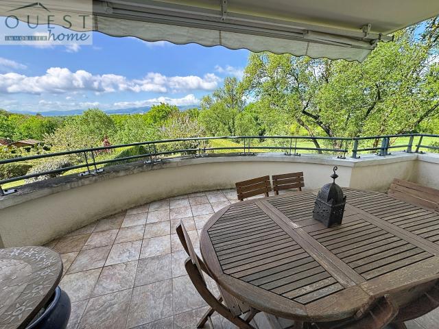Bel appartement avec vue dégagée au cœur de Charbonnières les bains