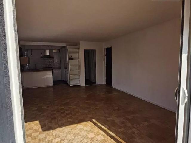 BEL APPARTEMENT AVEC GRANDE TERRASSE ET PARKING