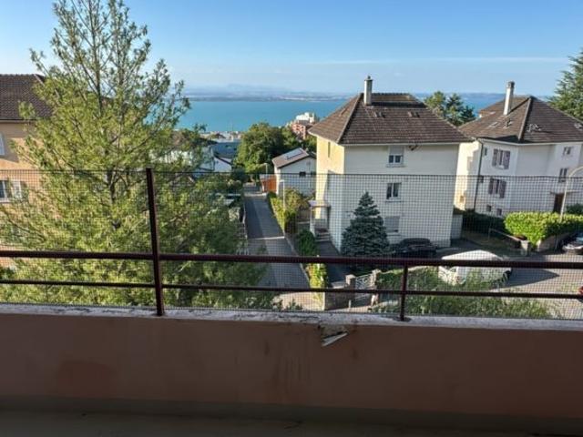 Bel appartement de 3,5 pièces situé au 4ème étage avec balcon vue sur le Lac