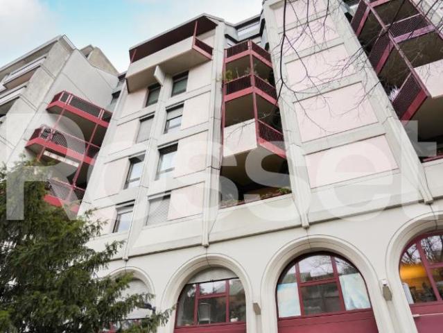 Bel appartement de 3 pièces situé au 6ème étage dans un immeuble avec ascenseur dans le quartier de Carouge. Il se compose de la manière suivante: Une séjour salle à manger, une cuisine équipée hotte et four uniquement, une chambre à coucher, une sall