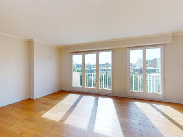 Bel appartement de 104 m2 avec 3 chambres au 7ème étage à Pa. 104m² Paris 7ème