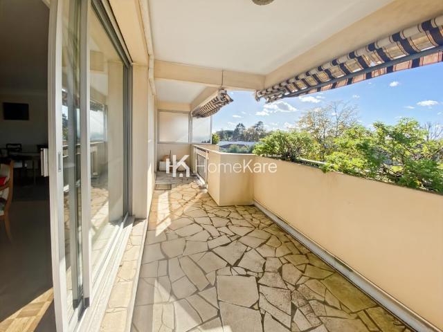 BEL APPARTEMENT DE 134 M2 AVEC BALCONS ASCENSEUR STATIONNEME