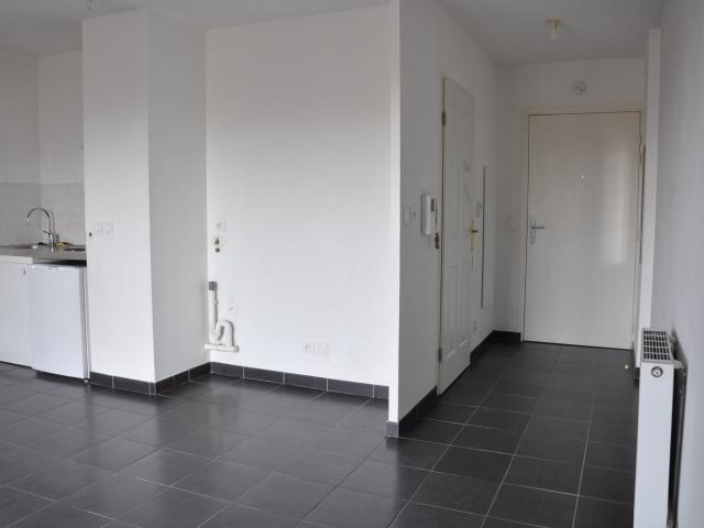 Bel appartement de 25,44 m2, lumineux, avec terrasse de 8 m2, exposé à l'Ouest, sans vis à vis, tram à 2 minut
