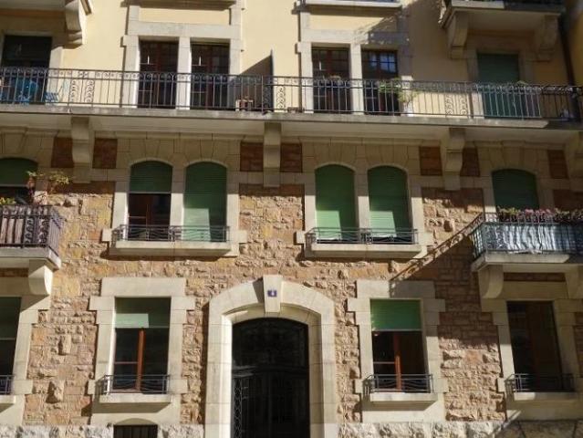 Bel appartement de 4.5 pièces, situé dans quartier calme. Proche trans