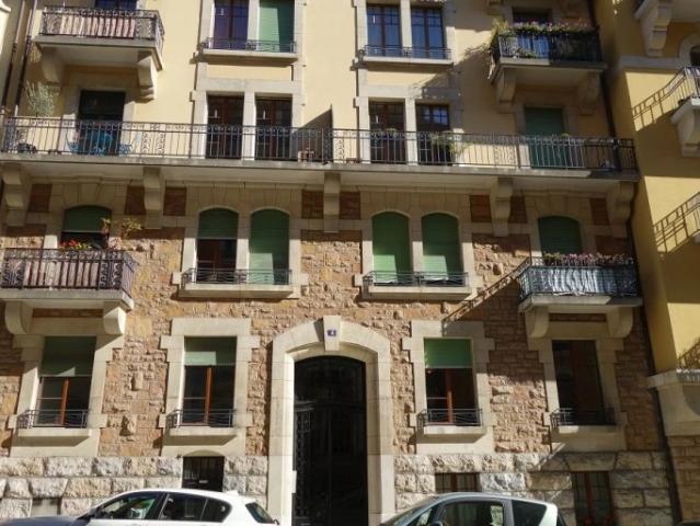 Bel appartement de 4.5 pièces, situé dans quartier calme. Proche transports publics et commerces. Comptoir Immobilier