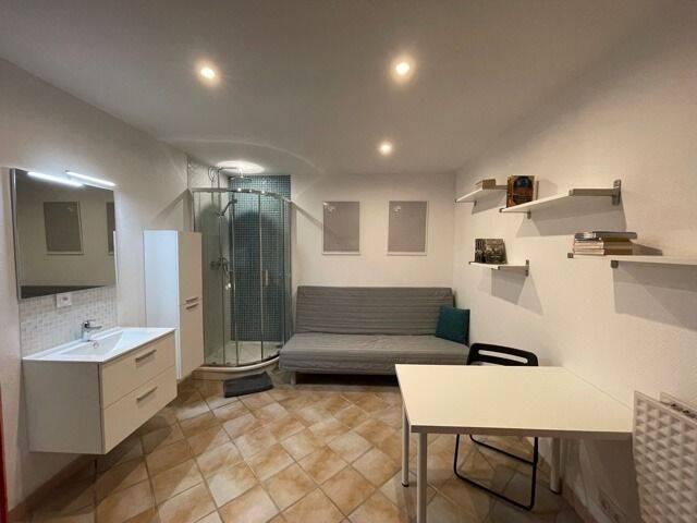 Bel appartement de 4 chambres rénové, bien situé au calme, au vert et à proximité des écoles, universités, commerces et transports en commun