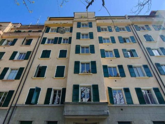 Bel appartement de 5 pièces au dernier étage d'un charmant immeuble