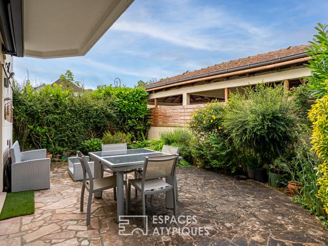 Bel appartement de 60 m2 53 m2 et loggia 7 m2 en rez de jardin avec deux terrasses au centre village