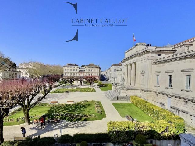 Bel Appartement duplex Saintes hyper centre réf.30641 163m² Saintes