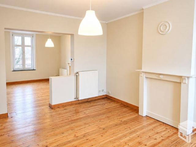 Bel appartement duplex 2 chambres à 7100 La Louvière  Loyer: 900 €