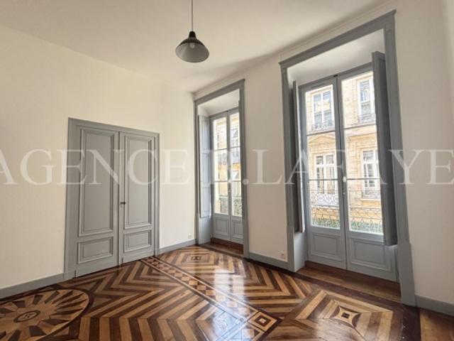 BEL APPARTEMENT EN BON ÉTAT BALCON ET CAVE