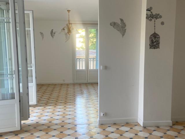 Bel appartement F5 de 105.78 m2 en rez de chaussée