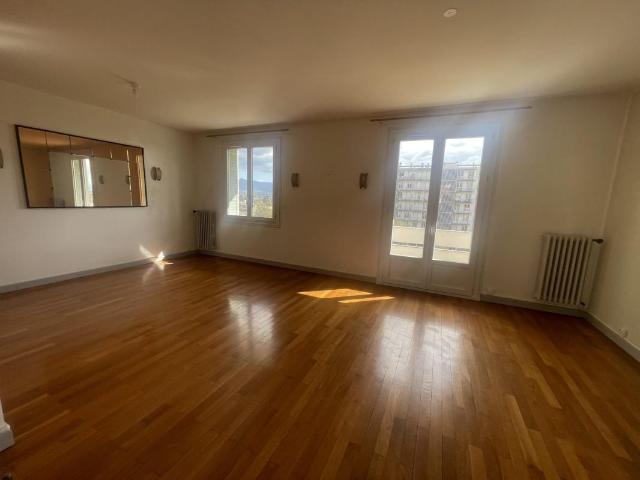 BEL APPARTEMENT T3 CENTRE VILLE