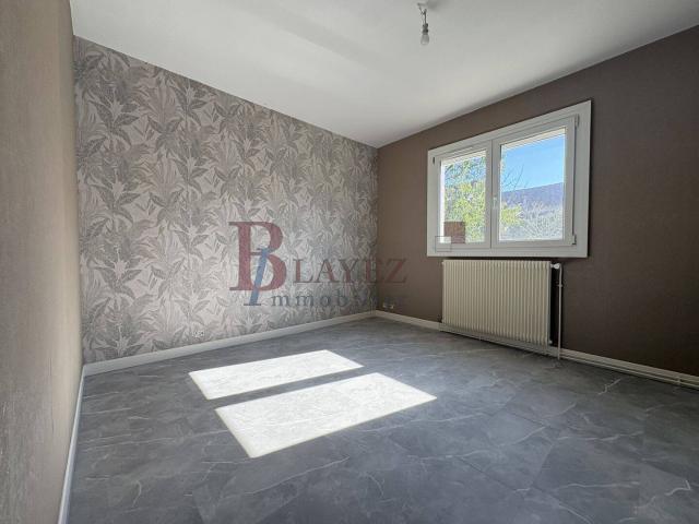 BEL APPARTEMENT T3 ENTIÈREMENT RÉNOVÉ AVEC BALCON, GARAGE, CAVE