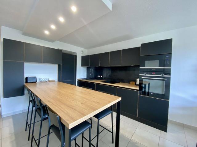 BEL APPARTEMENT T4 MEUBLÉ AVEC 2 PLACES DE PARKING