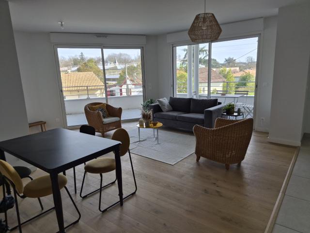 Bel appartement T4 proche TRAM B Terrasse 60 m2