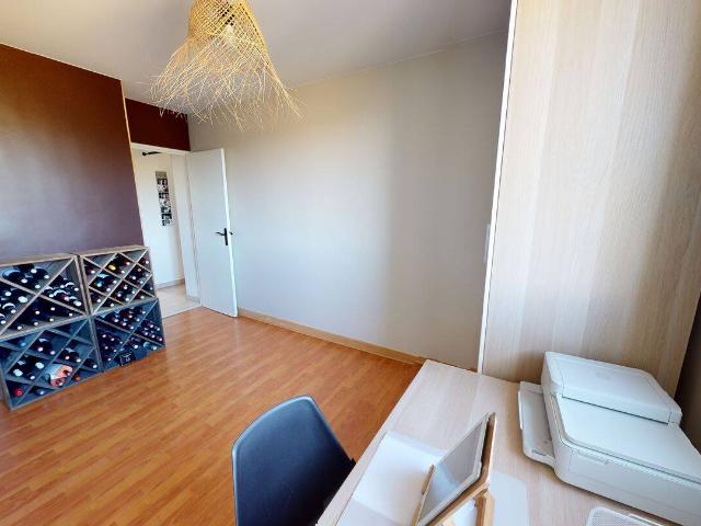BEL APPARTEMENT TRAVERSANT 4 pièces dans une résidence familiale arborée CALUIRE