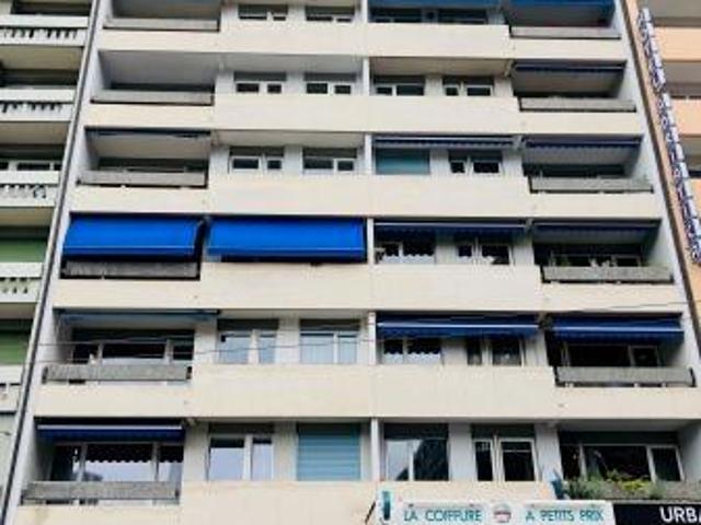 Bel appartement traversant avec balcon, situé au 4ème étage
