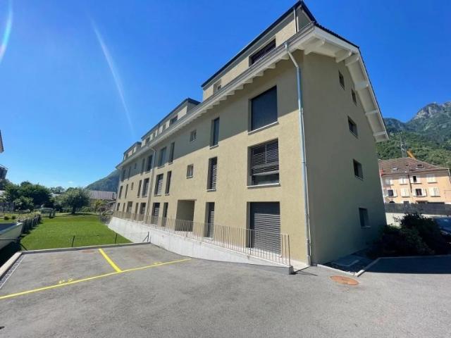 Bel appartement traversant de 3.5 pièces au rez de chaussée d'un immeuble récent, situé dans un environnement verdoyant avec vue sur les montagnes. Comptoir Immobilier