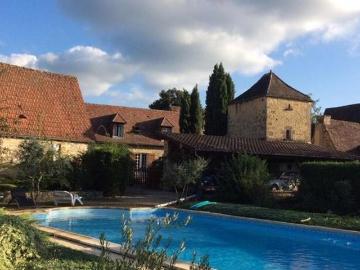 Bel ensemble ancien de deux maisons avec piscine dans un lieu p