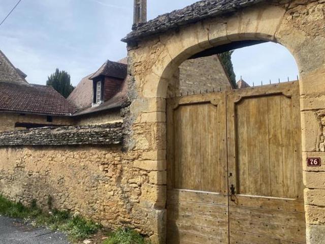 Bel ensemble ancien de deux maisons avec piscine dans un lieu p