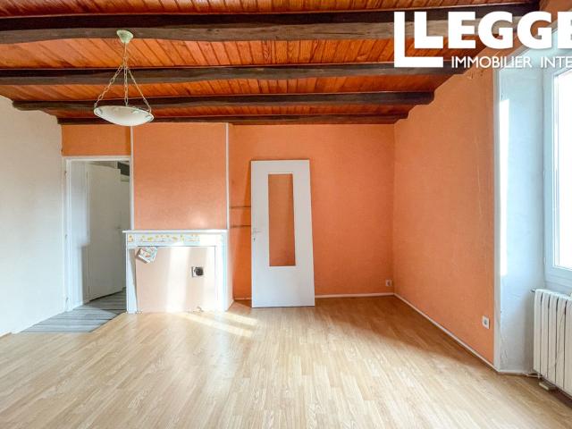 Bel ensemble de 3 bâtiments en pierre à rénover sur plus de 5 ha en position dominante, campagne