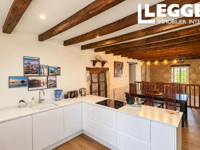 Bel ensemble de deux maisons charentaises, avec gîte, piscine, terrasses, jardin et garage commodités à pied