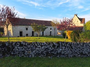 Bel ensemble en pierre, composé d’une maison, 2 granges ave. 100m² Gourdon